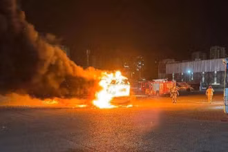 Hiện trường vụ nổ xe buýt tại Bat Yam, gần Tel Aviv, Israel, ngày 20/2/2025. (Ảnh chụp từ video/Tân Hoa Xã)