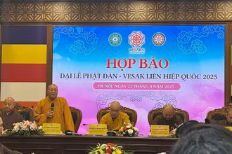 Hòa thượng Thích Gia Quang phát biểu tại họp báo.