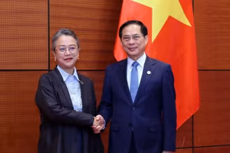 Phó Thủ tướng, Bộ trưởng Ngoại giao Bùi Thanh Sơn và Phó Tổng Thư ký Liên hợp quốc kiêm Thư ký điều hành Ủy ban Kinh tế xã hội khu vực châu Á-Thái Bình Dương (ESCAP) Armida Salsiah Alisjahbana. (Ảnh: TTXVN)
