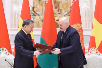 Tổng Bí thư Tô Lâm và Tổng thống Aleksandr Lukashenko ký Tuyên bố chung về việc thiết lập quan hệ Đối tác chiến lược Việt Nam-Belarus. (Ảnh: TTXVN)