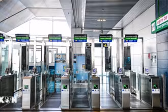 Cửa kiểm soát biên giới tự động dành cho hành khách từ các nước không thuộc khối Schengen được lắp đặt tại sân bay quốc tế Henri Coanda ở Otopeni, Romania, ngày 28/3/2024. (Ảnh: AFP/TTXVN)
