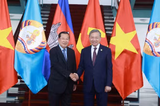 Tổng Bí thư Ban Chấp hành Trung ương Đảng Cộng sản Việt Nam Tô Lâm và Chủ tịch Đảng Nhân dân Campuchia, Chủ tịch Thượng viện Campuchia Hun Sen. Ảnh: TTXVN