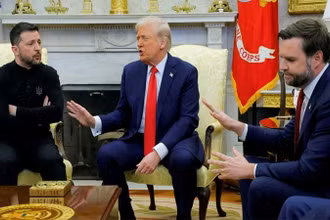 Tổng thống Mỹ Donald Trump (giữa) bất đồng quan điểm với Tổng thống Ukraine Volodymyr Zelensky (trái) về cuộc xung đột Nga-Ukraine trong hội đàm tại Nhà trắng, ngày 28/2/2025. (Ảnh: Reuters/TTXVN)