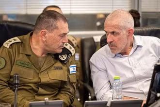 Ông Eyal Zamir (bên trái), Tổng Tham mưu trưởng Quân đội Israel, và ông Ronen Bar, người đứng đầu Cơ quan An ninh nội địa Israel, chỉ huy các cuộc không kích ở Dải Gaza từ trung tâm tác chiến ngầm của Không quân Israel vào ngày 18/3/2025. (Ảnh: Tân Hoa Xã)