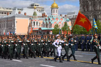 Đoàn Quân đội nhân dân Việt Nam tiến qua lễ đài duyệt binh Ngày Chiến thắng. (Ảnh: RIA Novosti)