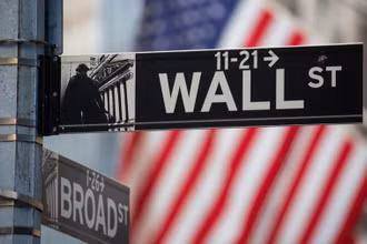 Biển hiệu Phố Wall xuất hiện trước Sở Giao dịch Chứng khoán New York (NYSE) tại New York, Mỹ, ngày 18/1/2022. (Ảnh: Tân Hoa xã)