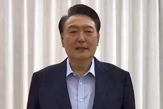 Tổng thống Hàn Quốc bị luận tội Yoon Suk Yeol trong bài phát biểu với công chúng được phát qua video từ tư dinh ở Seoul, ngày 15/1/2025. (Ảnh: TTXVN)