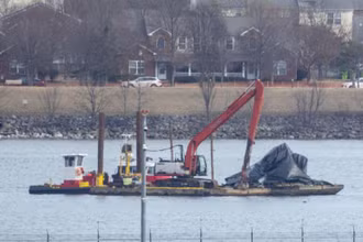 Công tác trục vớt xác máy bay và trực thăng trên sông Potomac, ngày 3/2/2025. Ảnh: Tân Hoa Xã