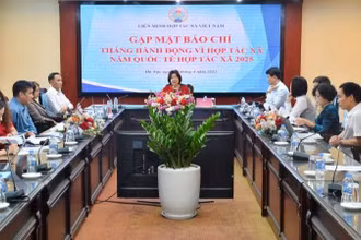 Đồng chí Cao Xuân Thu Vân, Chủ tịch Liên minh HTX Việt Nam phát biểu tại buổi gặp mặt báo chí về lễ tôn vinh hợp tác xã tiêu biểu – Giải thưởng Ngôi sao Hợp tác xã “CoopStar Awards” năm 2025. 