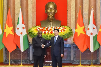Chủ tịch nước Lương Cường và Tổng thống nước Cộng hòa Burundi Evariste Ndayishimiye, ngày 4/4/2025. (Ảnh: ĐĂNG KHOA)
