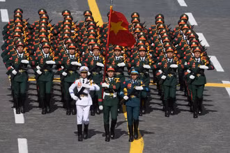 Đoàn Quân đội nhân dân Việt Nam tiến qua lễ đài duyệt binh Ngày Chiến thắng. 