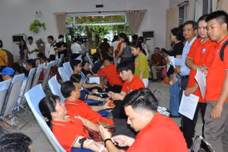 Hàng nghìn đoàn viên công đoàn và người lao động đến từ nhiều đơn vị, doanh nghiệp, bệnh viện, trường học tham gia hiến máu.
