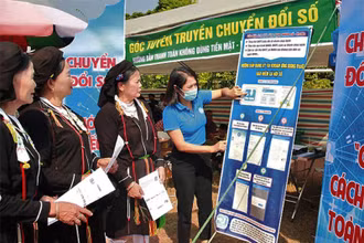 Bảo hiểm xã hội huyện Tiên Yên (Quảng Ninh) tuyên truyền các dịch vụ chuyển đổi số cho người dân xã Hải Lạng.