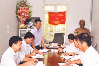 Họp bàn công tác phát triển đảng viên tại các bản khó khăn của xã Tường Tiến, huyện Phù Yên.