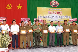 Khen thưởng các tập thể, cá nhân có thành tích xuất sắc trong phong trào "Toàn dân bảo vệ an ninh Tổ quốc". 