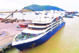 Du thuyền quốc tế cập Cảng Hòn La (Quảng Bình).