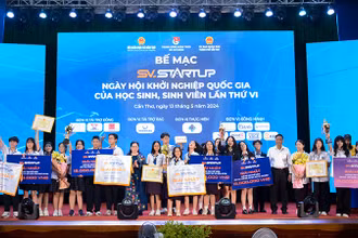 Trao thưởng các dự án đoạt giải nhất Cuộc thi học sinh, sinh viên với ý tưởng khởi nghiệp.