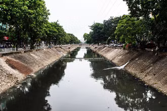 Sông Kim Ngưu bị ô nhiễm nặng nề. (Ảnh: ĐẶNG LONG)