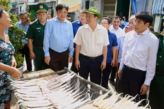 Phó Bí thư Thành ủy Thành phố Hồ Chí Minh Nguyễn Hồ Hải (áo trắng đội mũ) trò chuyện cùng người dân trên xã đảo Thạnh An, huyện Cần Giờ. (Ảnh: HOÀNG TRIỀU)