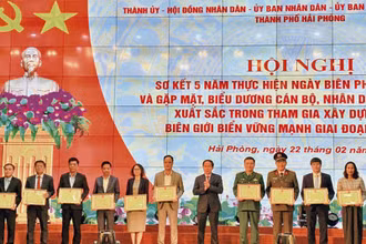 Ủy viên Trung ương Đảng, Bí thư Thành ủy Hải Phòng Lê Tiến Châu trao Bằng khen tặng các tập thể có thành tích xuất sắc trong tham gia xây dựng khu vực biên giới biển vững mạnh giai đoạn 2019-2024. (Ảnh: NGÔ QUANG DŨNG)