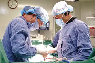 Các y, bác sĩ phẫu thuật cột sống cho người bệnh tại Bệnh viện Đa khoa tỉnh Phú Thọ.