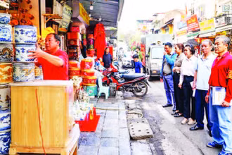 Ban Chỉ đạo 197 phường Hàng Gai (Hoàn Kiếm) tuyên truyền, vận động các hộ dân trên tuyến phố Hàng Quạt không kinh doanh lấn chiếm vỉa hè, lòng đường. (Ảnh: CÔNG THỌ) 