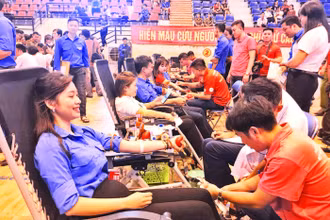 Hội viên Hội Phụ nữ Tuyên Quang tích cực tham gia phong trào hiến máu nhân đạo.