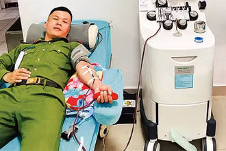 Đại úy Đinh Văn Giáp trong một lần hiến tiểu cầu cấp cứu bệnh nhân.