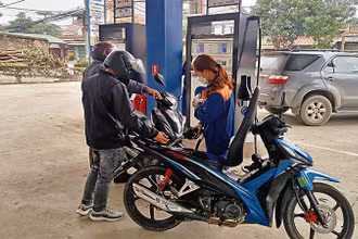 Người tiêu dùng mua xăng tại cửa hàng Petrolimex tại huyện Bạch Thông, tỉnh Bắc Kạn.