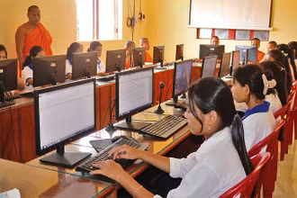 Lớp dạy tin học tại chùa Thlốt, xã Hiệp Hòa, huyện Cầu Ngang, tỉnh Trà Vinh. 