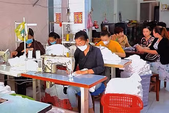 Cơ sở may của chị Yến Ly tạo thêm nhiều việc làm cho người khuyết tật và người có hoàn cảnh khó khăn tại địa phương.