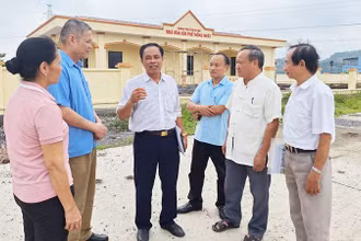 Cán bộ và nhân dân Tổ dân phố Thống Nhất, thị trấn Me, huyện Gia Viễn (Ninh Bình) trao đổi kinh nghiệm xây dựng khu phố văn minh, vững mạnh.