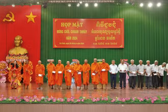 Người có uy tín trong vùng đồng bào dân tộc thiểu số nhận quà Tết cổ truyền Chôl Chnăm Thmây.