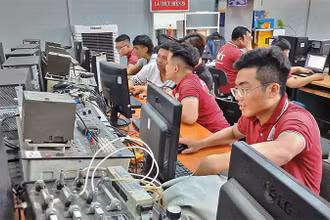 Một lớp đào tạo nghề điện tử chuyên sâu tại Trường cao đẳng Kỹ thuật II, thành phố Thủ Đức, Thành phố Hồ Chí Minh.