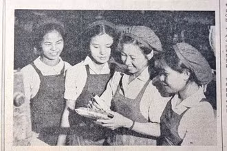 Bà Vũ Thị Bích Liên (thứ hai từ phải sang) trong tấm ảnh đăng trên Báo Nhân Dân số ra ngày 11/11/1970.