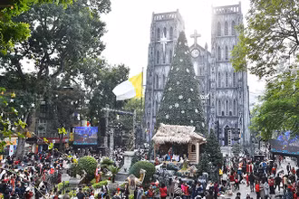 Không khí Giáng sinh tại khu vực Nhà thờ Lớn Hà Nội. (Ảnh: MỸ HÀ)
