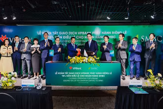 Đại diện lãnh đạo VPBank và SMBC trao đổi văn kiện chứng nhận hoàn tất thương vụ phát hành cổ phiếu riêng lẻ.