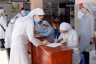 Nữ tu Công giáo hỗ trợ phòng chống dịch Covid-19 tại một bệnh viện ở Quận 11, Thành phố Hồ Chí Minh năm 2021. (Ảnh: Văn phòng Hội đồng Giám mục Việt Nam)