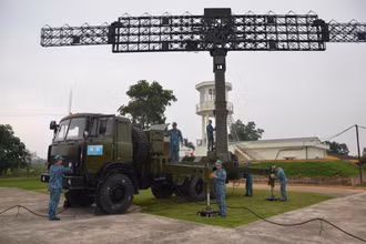 Cán bộ, chiến sĩ Trạm Ra đa 61, Trung đoàn Ra đa 291, Sư đoàn Phòng không 365 bảo dưỡng khí tài. (Ảnh: THÀNH TRUNG)