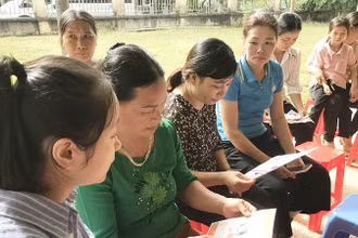Cán bộ Trạm Y tế xã Sơn Phú (huyện Na Hang, tỉnh Tuyên Quang) tuyên truyền về dinh dưỡng và Tuần lễ làm mẹ an toàn cho người dân.