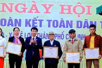 Tôn vinh các cá nhân tiêu biểu trong công tác xã hội tại phường Lê Lợi. (Ảnh: ANH TUẤN)