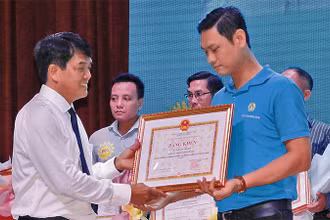 Trưởng ban Dân vận Tỉnh ủy Bình Dương Bùi Thanh Nhân trao Bằng khen của Chủ tịch Ủy ban nhân dân tỉnh tặng lao động giỏi, lao động sáng tạo.