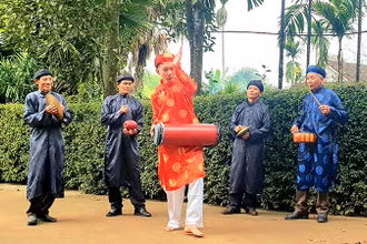 Biểu diễn hát sắc bùa của Câu lạc bộ dân ca huyện Minh Hóa.