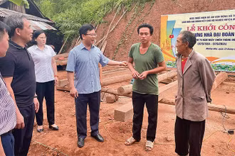 Đồng chí Phạm Đức Toàn (thứ 3 từ phải sang), Phó Chủ tịch Ủy ban nhân dân tỉnh Điện Biên tham gia lễ khởi công làm nhà Đại đoàn kết cho hộ nghèo ở huyện Mường Nhé.