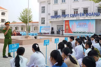 Cán bộ Đội cảnh sát điều tra tội phạm về ma túy Công an thành phố Tây Ninh (tỉnh Tây Ninh) tuyên truyền về phòng chống ma túy tại Trường THPT chuyên Hoàng Lê Kha. (Ảnh: NHẬT QUANG)