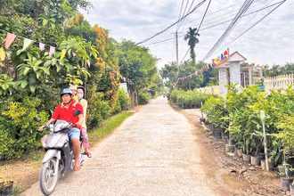 Con đường từ ấp Hòa Khánh sang ấp Vĩnh Nam rất an toàn khi thực hiện mô hình “Xóm đạo bình yên”.
