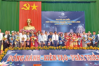Lãnh đạo tỉnh Vĩnh Long tặng hoa chúc mừng Ban Chấp hành Hiệp hội Doanh nghiệp tỉnh nhiệm kỳ mới.