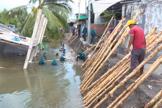 Hỗ trợ người dân di dời đồ đạc và khắc phục sạt lở ở kênh Đốc Phủ Hiền, ấp Phú Thuận, xã Tân Phú Đông, thành phố Sa Đéc, tỉnh Đồng Tháp.