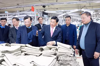 Bí thư Tỉnh ủy Dương Văn Thái (thứ ba từ phải sang) cùng đoàn công tác thăm dây chuyền sản xuất của Công ty CP May xuất khẩu Hà Phong. (Ảnh: DƯƠNG THỦY)