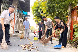 Cán bộ Mặt trận phường Trường Thọ, thành phố Thủ Đức và người dân dọn dẹp vệ sinh tuyến đường trên địa bàn.
